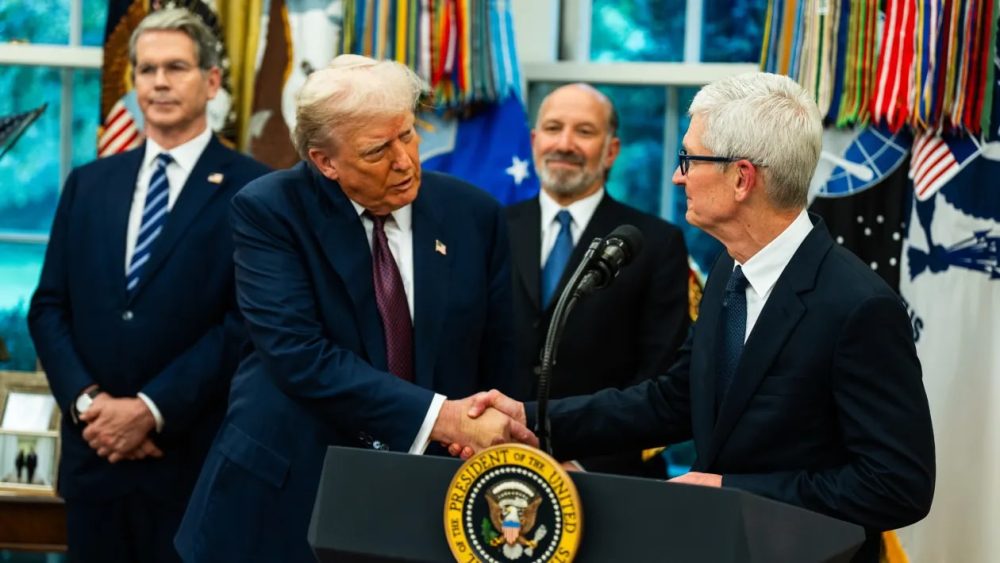 Apple thuyết phục ông Trump bằng chiến lược sản xuất ngược Apple thuyết phục ông Trump bằng chiến lược sản xuất ngược
