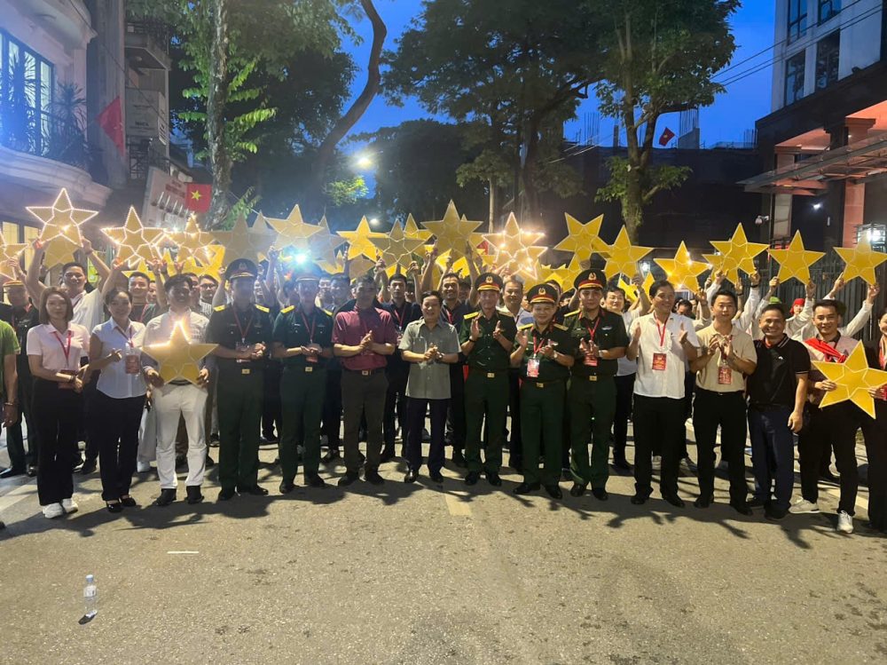 Khối Doanh nhân Việt Nam hợp luyện diễu binh, diễu hành A80