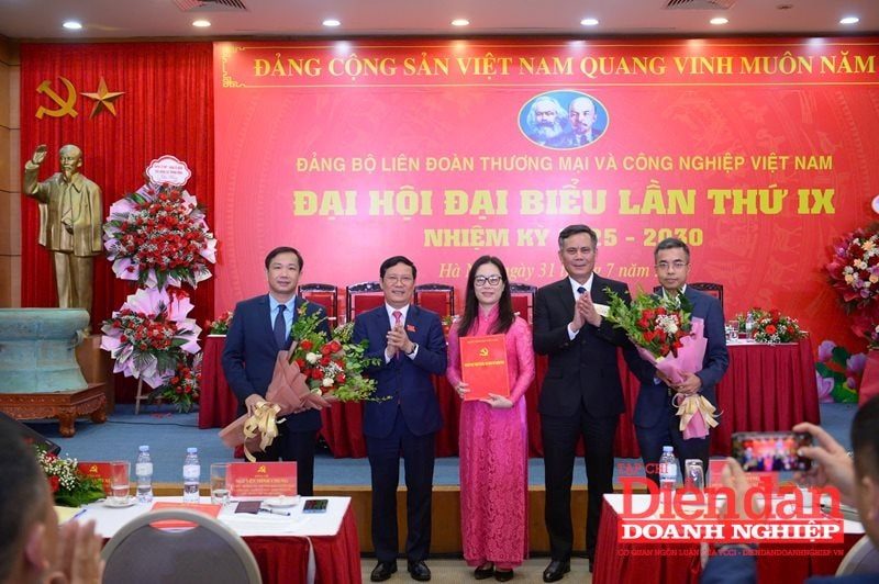Ra mắt Ban Chấp hành Đảng bộ VCCI nhiệm kỳ 2025-2030 Ra mắt Ban Chấp hành Đảng bộ VCCI nhiệm kỳ 2025-2030