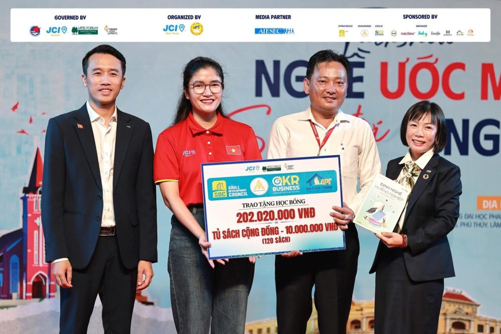 Dấu Chân Tuổi Trẻ 2025 – Hành trình lan tỏa tri thức, nuôi dưỡng khát vọng Dấu Chân Tuổi Trẻ 2025 – Hành trình lan tỏa tri thức, nuôi dưỡng khát vọng