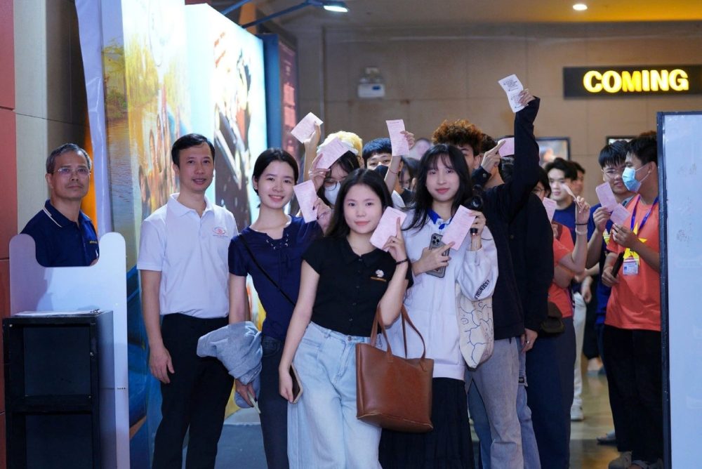 Mưa Đỏ – Hành trình tri ân và đánh thức trách nhiệm tuổi trẻ tại Trườg Đại học Nguyễn Trãi Mưa Đỏ – Hành trình tri ân và đánh thức trách nhiệm tuổi trẻ tại Trườg Đại học Nguyễn Trãi