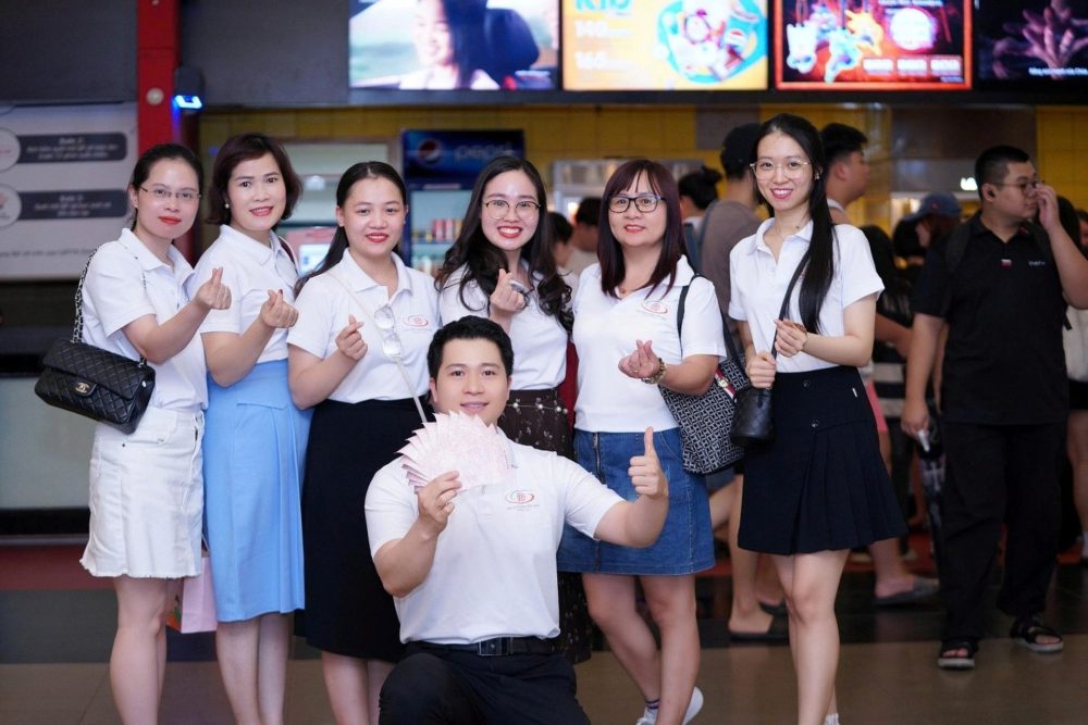 Mưa Đỏ – Hành trình tri ân và đánh thức trách nhiệm tuổi trẻ tại Trườg Đại học Nguyễn Trãi Mưa Đỏ – Hành trình tri ân và đánh thức trách nhiệm tuổi trẻ tại Trườg Đại học Nguyễn Trãi