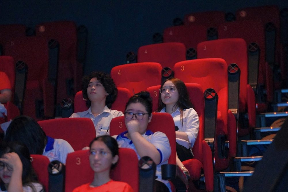 Mưa Đỏ – Hành trình tri ân và đánh thức trách nhiệm tuổi trẻ tại Trườg Đại học Nguyễn Trãi Mưa Đỏ – Hành trình tri ân và đánh thức trách nhiệm tuổi trẻ tại Trườg Đại học Nguyễn Trãi
