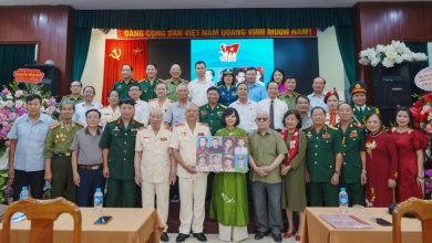 Trao tặng di ảnh chân dung “Tự hào Công an nhân dân Việt Nam”