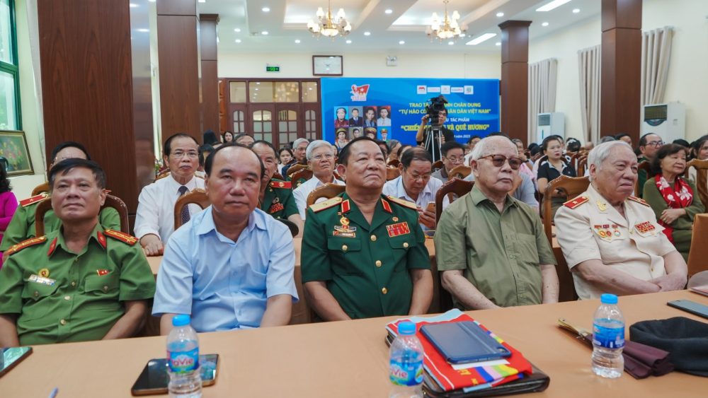 Trao tặng di ảnh chân dung “Tự hào Công an nhân dân Việt Nam” Trao tặng di ảnh chân dung “Tự hào Công an nhân dân Việt Nam”
