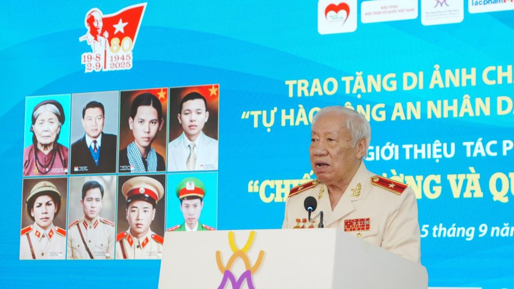 Trao tặng di ảnh chân dung “Tự hào Công an nhân dân Việt Nam” Trao tặng di ảnh chân dung “Tự hào Công an nhân dân Việt Nam”