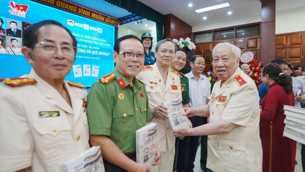 Trao tặng di ảnh chân dung “Tự hào Công an nhân dân Việt Nam” Trao tặng di ảnh chân dung “Tự hào Công an nhân dân Việt Nam”