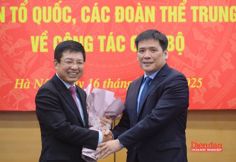 Thứ trưởng Bộ Tài chính Hồ Sỹ Hùng được điều động làm Bí thư Đảng uỷ VCCI Thứ trưởng Bộ Tài chính Hồ Sỹ Hùng được điều động làm Bí thư Đảng uỷ VCCI
