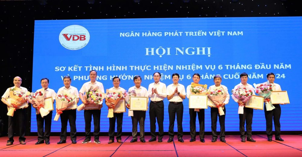 VDB đẩy mạnh phong trào thi đua, phấn đấu hoàn thành nhiệm vụ cơ cấu lại hoạt động VDB đẩy mạnh phong trào thi đua, phấn đấu hoàn thành nhiệm vụ cơ cấu lại hoạt động
