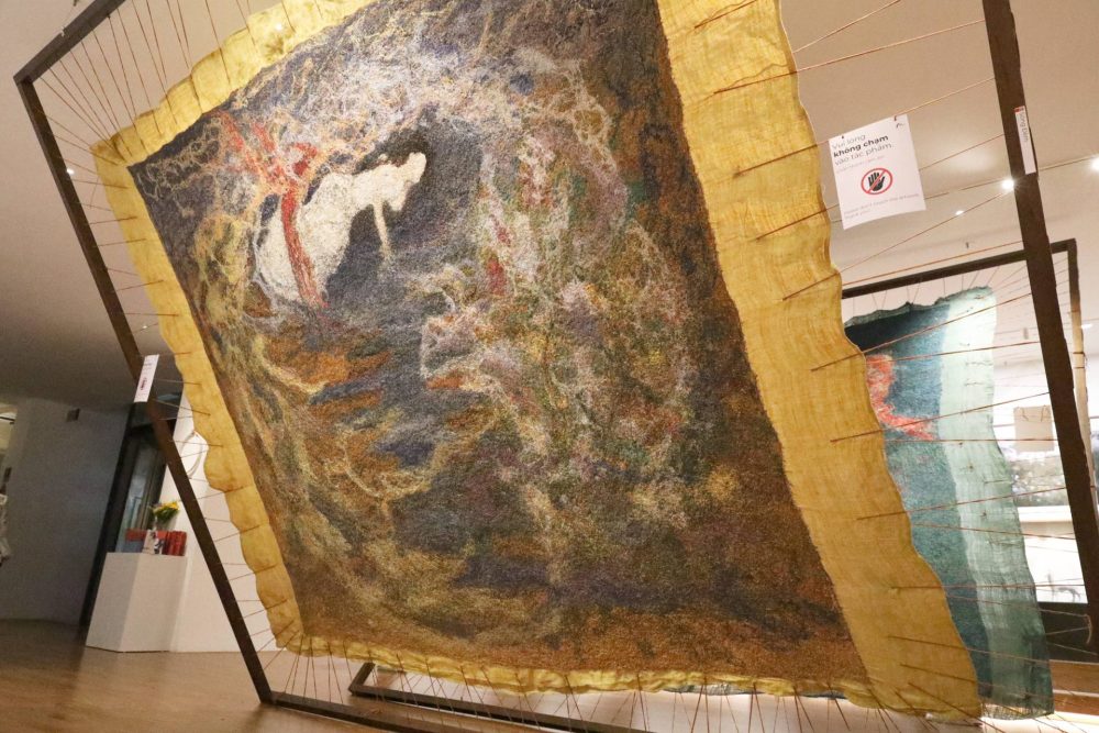 Dấu ấn tiên phong của fiber art tại Việt Nam: Khi sợi hóa thân thành tranh vẽ Dấu ấn tiên phong của fiber art tại Việt Nam: Khi sợi hóa thân thành tranh vẽ