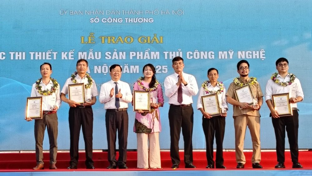 Trao giải cuộc thi thiết kế mẫu sản phẩm thủ công mỹ nghệ Hà Nội 2025 Trao giải cuộc thi thiết kế mẫu sản phẩm thủ công mỹ nghệ Hà Nội 2025