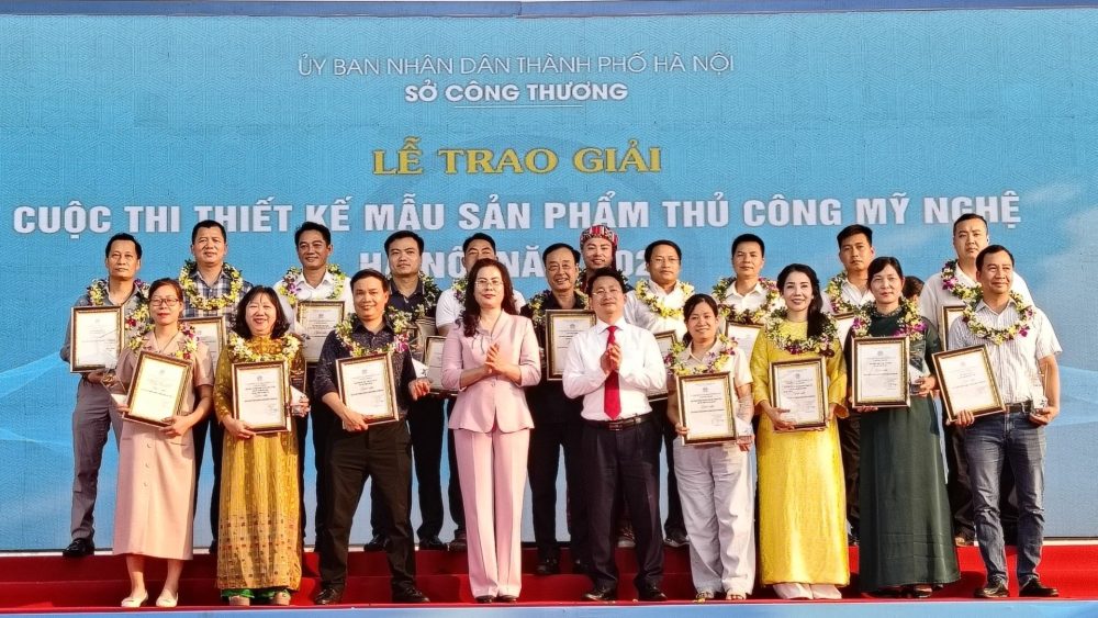 Trao giải cuộc thi thiết kế mẫu sản phẩm thủ công mỹ nghệ Hà Nội 2025 Trao giải cuộc thi thiết kế mẫu sản phẩm thủ công mỹ nghệ Hà Nội 2025