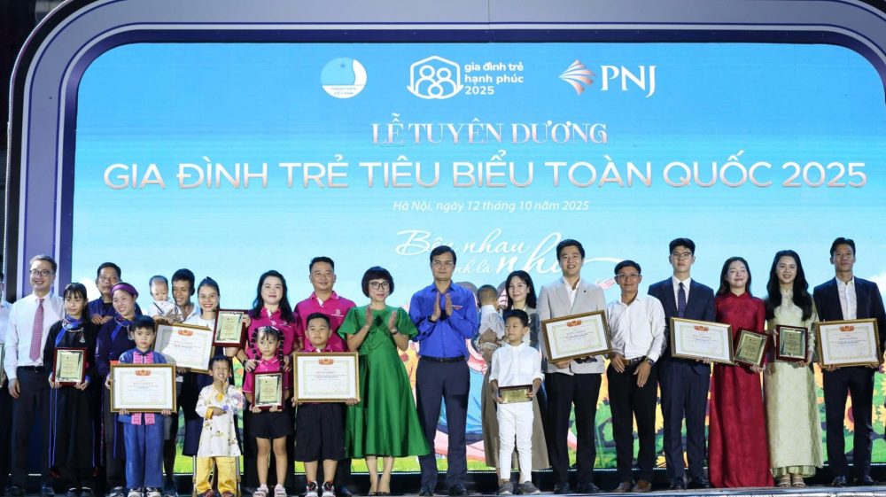 Vinh danh 10 “Gia đình trẻ hạnh phúc” năm 2025 Vinh danh 10 “Gia đình trẻ hạnh phúc” năm 2025
