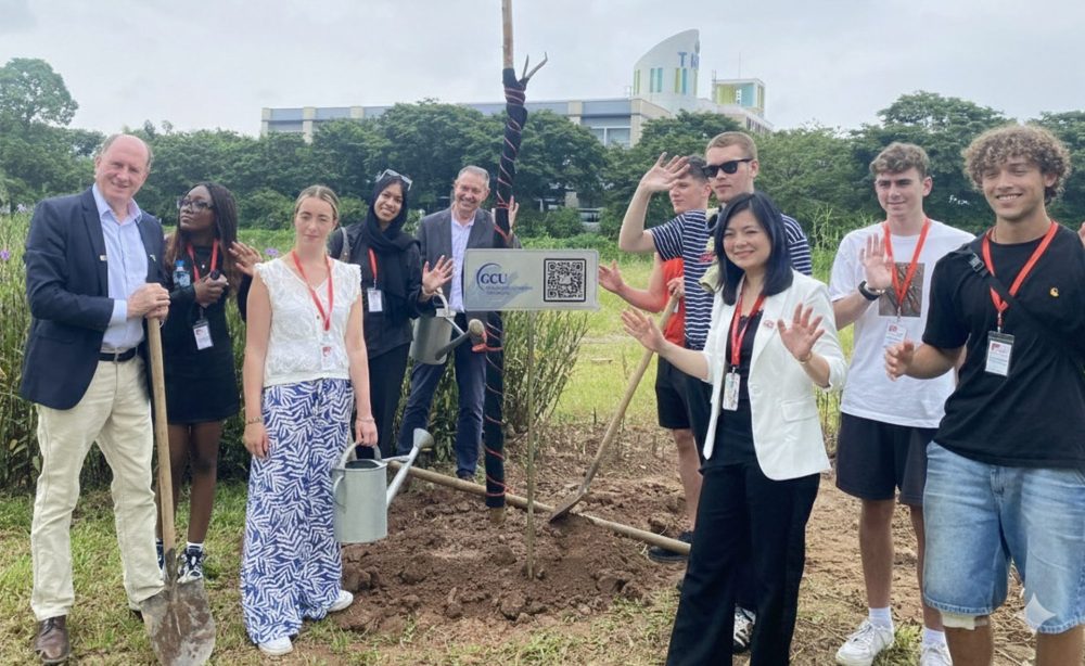 Hành trình “đổi đời” tại Việt Nam của chàng sinh viên Scotland Hành trình “đổi đời” tại Việt Nam của chàng sinh viên Scotland