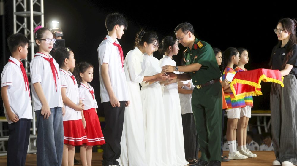 Trăng muộn trên đảo Cô Tô Trăng muộn trên đảo Cô Tô