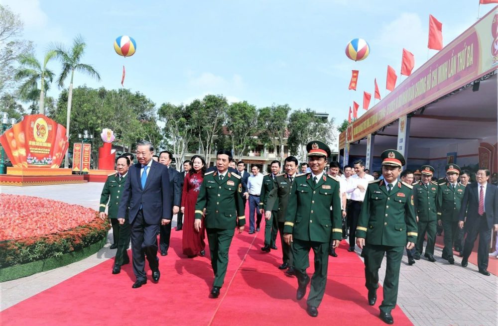 Tổng Bí thư Tô Lâm trao Huân chương Hồ Chí Minh cho Quân khu 4 nhân dịp kỷ niệm 80 năm truyền thống Tổng Bí thư Tô Lâm trao Huân chương Hồ Chí Minh cho Quân khu 4 nhân dịp kỷ niệm 80 năm truyền thống