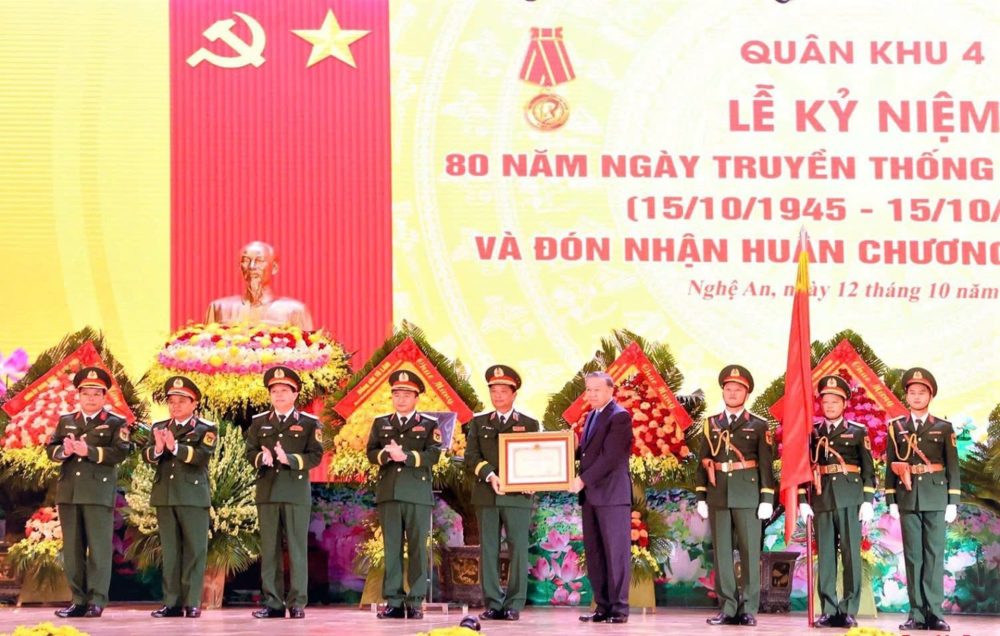 Tổng Bí thư Tô Lâm trao Huân chương Hồ Chí Minh cho Quân khu 4 nhân dịp kỷ niệm 80 năm truyền thống Tổng Bí thư Tô Lâm trao Huân chương Hồ Chí Minh cho Quân khu 4 nhân dịp kỷ niệm 80 năm truyền thống