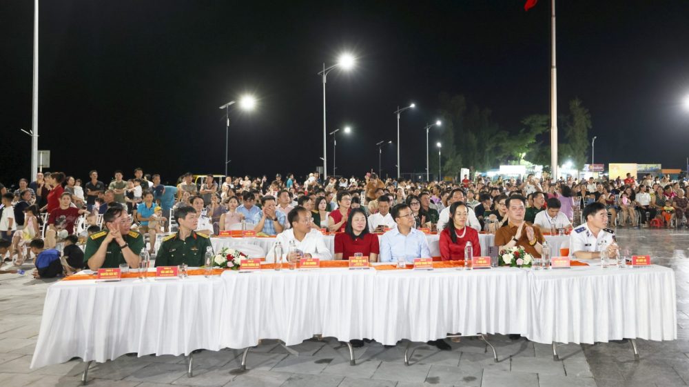 Trăng muộn trên đảo Cô Tô