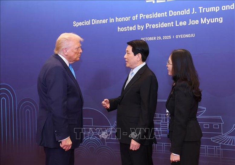 Chủ tịch nước Lương Cường gặp Tổng thống Hoa Kỳ Donald Trump Chủ tịch nước Lương Cường gặp Tổng thống Hoa Kỳ Donald Trump