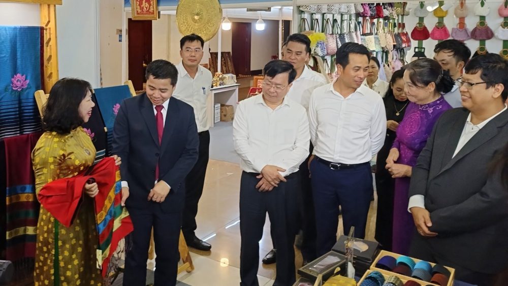 Khai mạc Hội chợ quốc tế Quà tặng hàng thủ công mỹ nghệ Hà Nội 2025 Khai mạc Hội chợ quốc tế Quà tặng hàng thủ công mỹ nghệ Hà Nội 2025