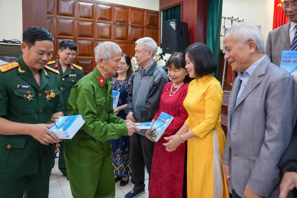 Trao tặng Bộ sưu tập di ảnh chân dung “Đại đoàn kết” và “Vinh quang Nhà giáo Việt Nam”