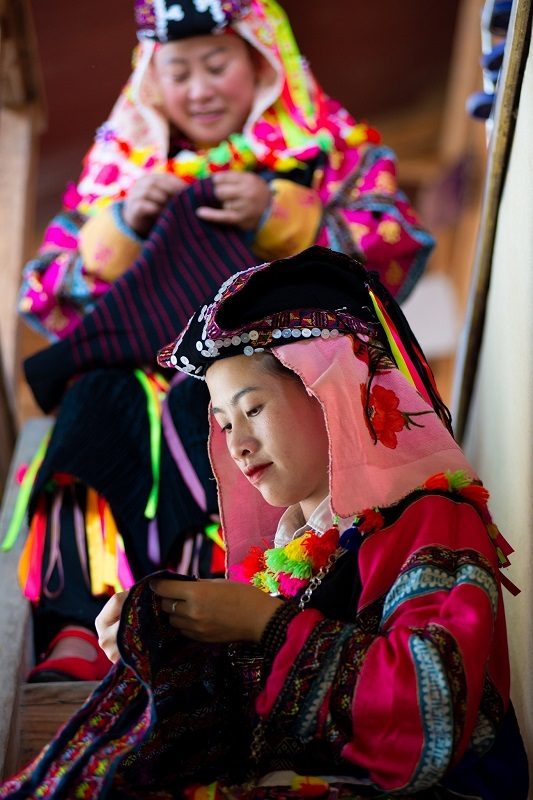 Rực rỡ sắc màu trang phục của người Lô Lô đen ở Hà Giang