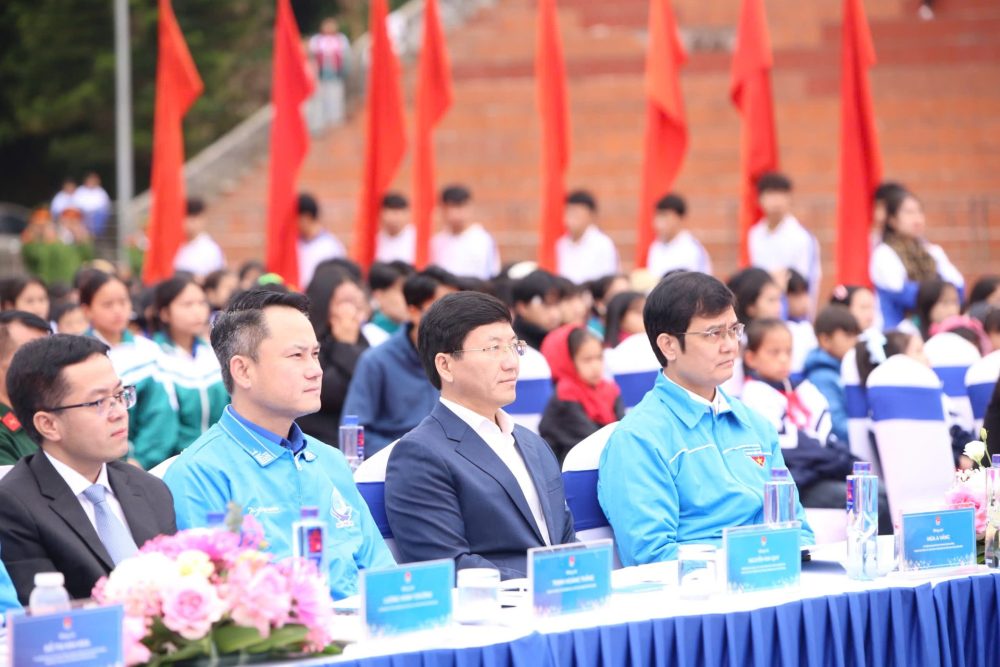 Tuổi trẻ Việt Nam đồng hành với thanh thiếu nhi vùng biên giới