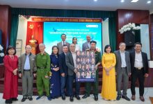 Trao tặng Bộ sưu tập di ảnh chân dung “Đại đoàn kết” và “Vinh quang Nhà giáo Việt Nam”