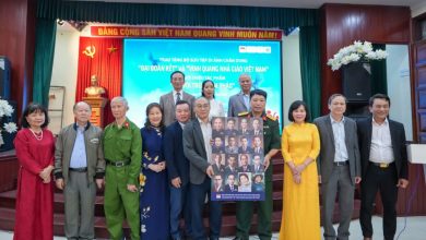 Trao tặng Bộ sưu tập di ảnh chân dung “Đại đoàn kết” và “Vinh quang Nhà giáo Việt Nam”