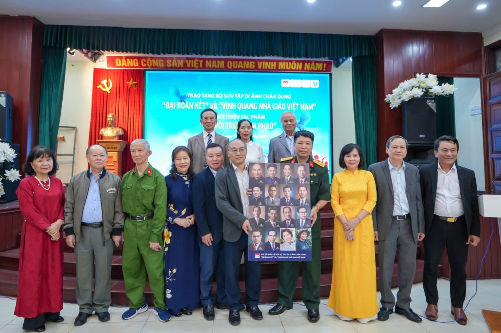 Trao tặng Bộ sưu tập di ảnh chân dung “Đại đoàn kết” và “Vinh quang Nhà giáo Việt Nam”