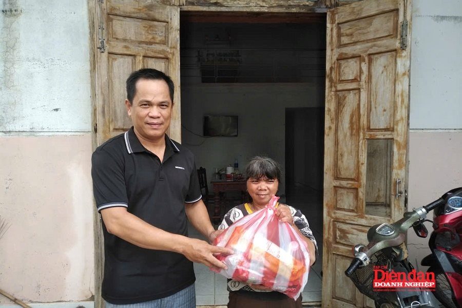 Diễn đàn Doanh nghiệp đến với người dân vùng lũ Diễn đàn Doanh nghiệp đến với người dân vùng lũ