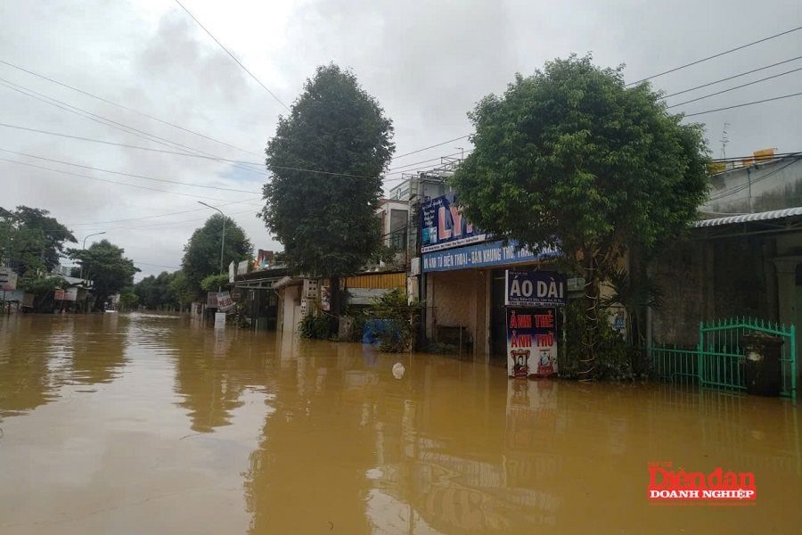 Diễn đàn Doanh nghiệp đến với người dân vùng lũ Diễn đàn Doanh nghiệp đến với người dân vùng lũ