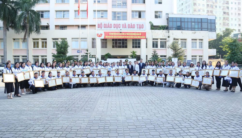 Lãnh đạo Bộ Giáo dục và Đào tạo gặp mặt 80 gương giáo viên chương trình “Chia sẻ cùng thầy cô” năm 2025 Lãnh đạo Bộ Giáo dục và Đào tạo gặp mặt 80 gương giáo viên chương trình “Chia sẻ cùng thầy cô” năm 2025