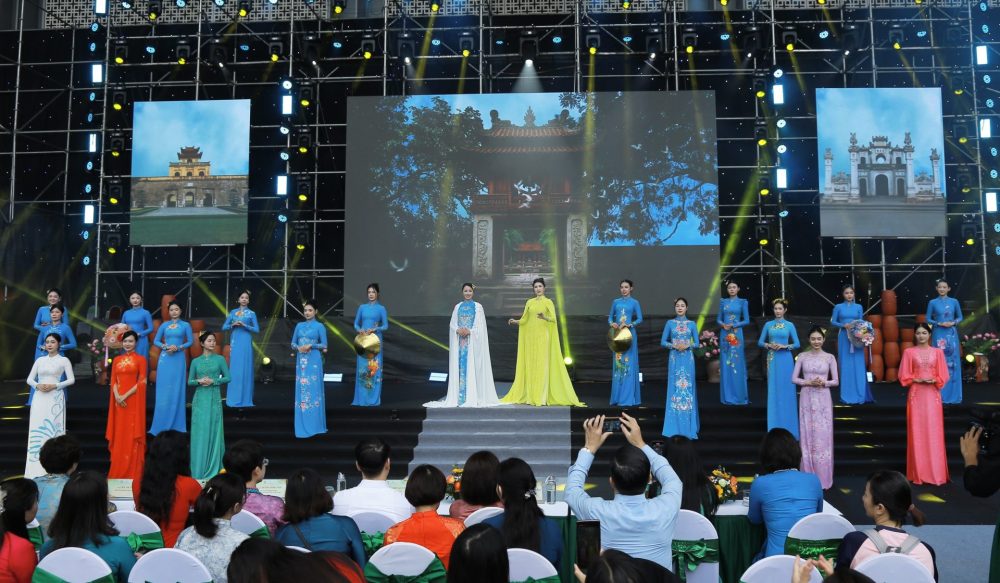 Đồng diễn Áo dài 2025: Tôn vinh sắc màu Phụ nữ Thủ đô và quảng bá hình ảnh Hà Nội hội nhập Đồng diễn Áo dài 2025: Tôn vinh sắc màu Phụ nữ Thủ đô và quảng bá hình ảnh Hà Nội hội nhập