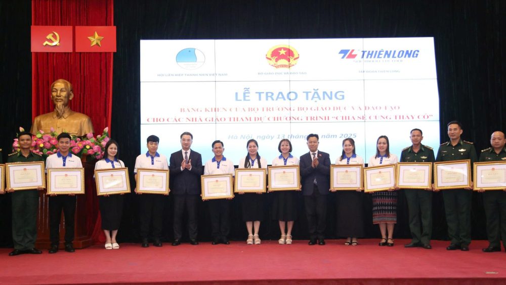 Lãnh đạo Bộ Giáo dục và Đào tạo gặp mặt 80 gương giáo viên chương trình “Chia sẻ cùng thầy cô” năm 2025 Lãnh đạo Bộ Giáo dục và Đào tạo gặp mặt 80 gương giáo viên chương trình “Chia sẻ cùng thầy cô” năm 2025