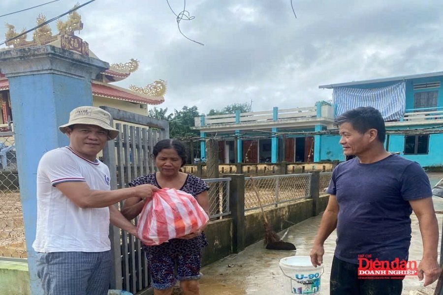 Diễn đàn Doanh nghiệp đến với người dân vùng lũ Diễn đàn Doanh nghiệp đến với người dân vùng lũ