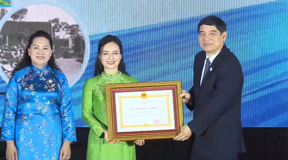 Trường THCS Dịch Vọng kỷ niệm 70 năm thành lập và đón nhận Huân chương Lao động hạng Ba Trường THCS Dịch Vọng kỷ niệm 70 năm thành lập và đón nhận Huân chương Lao động hạng Ba