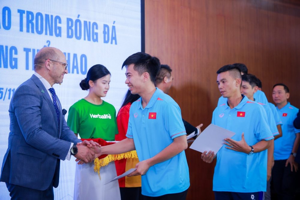 Harbalife Việt Nam đào tạo dinh dưỡng thể thao cho huấn luyên viên và cầu thủ bóng đá Harbalife Việt Nam đào tạo dinh dưỡng thể thao cho huấn luyên viên và cầu thủ bóng đá