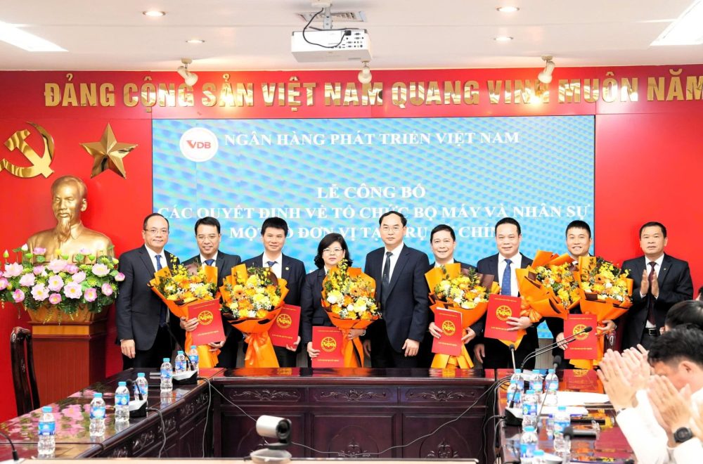 VDB: Công bố các quyết định về tổ chức bộ máy, nhân sự và thành lập thêm 2 đơn vị cấp Ban tại Trụ sở chính VDB: Công bố các quyết định về tổ chức bộ máy, nhân sự và thành lập thêm 2 đơn vị cấp Ban tại Trụ sở chính