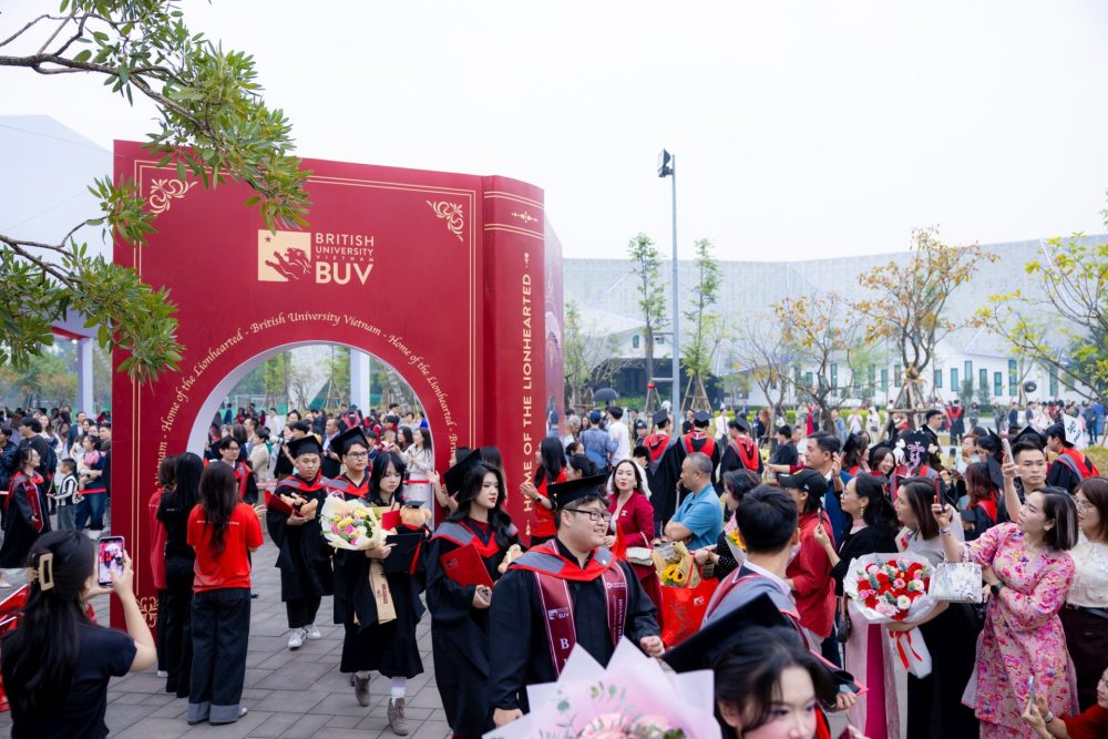 BUV trao bằng cho hơn 600 tân cử nhân, thạc sĩ theo chuẩn quốc tế