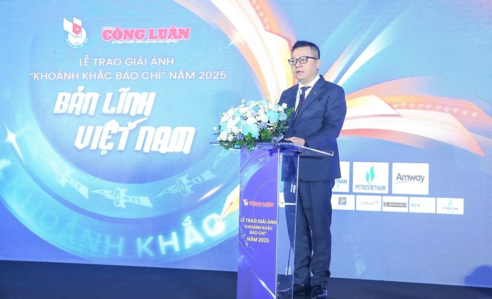 Khoảnh khắc Báo chí 2025: Tôn vinh những người đi cùng đất nước, đồng hành với nhân dân