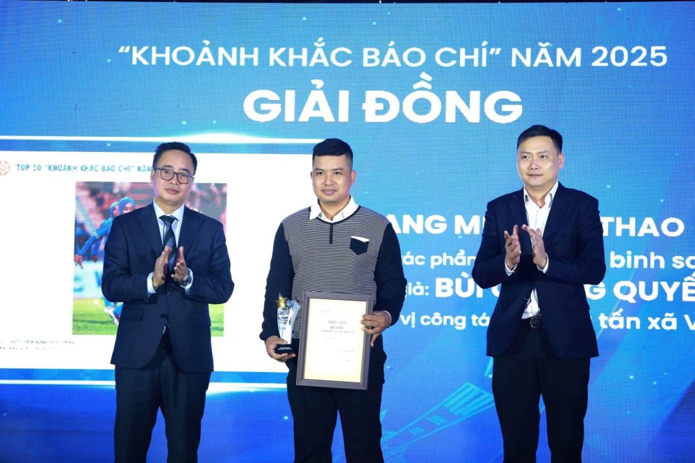 Khoảnh khắc Báo chí 2025: Tôn vinh những người đi cùng đất nước, đồng hành với nhân dân