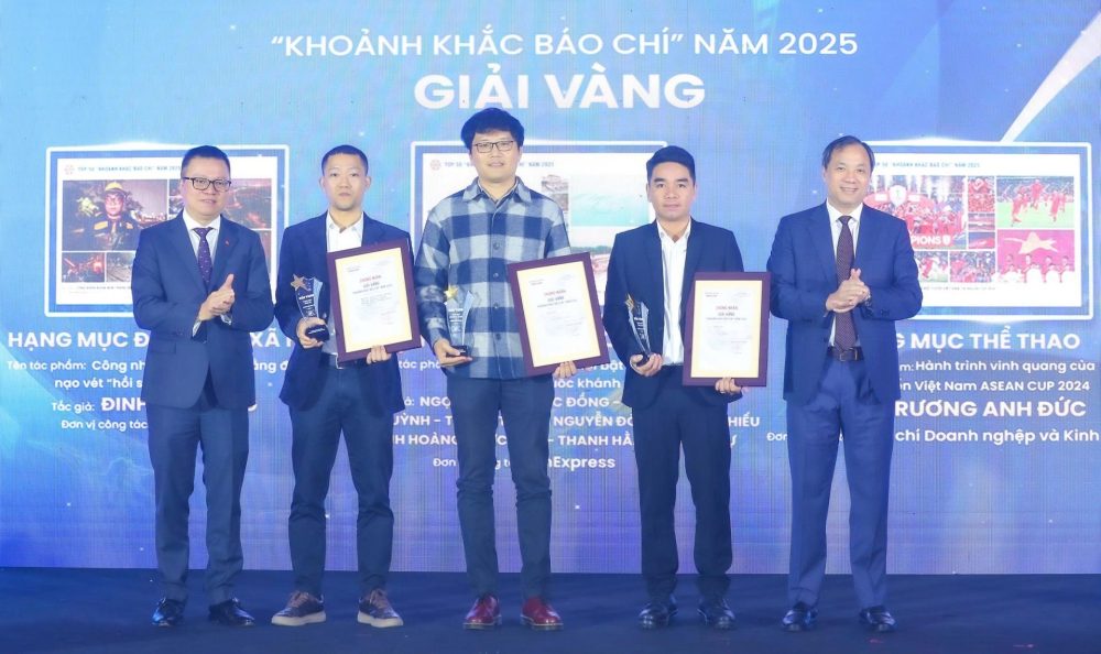 Khoảnh khắc Báo chí 2025: Tôn vinh những người đi cùng đất nước, đồng hành với nhân dân