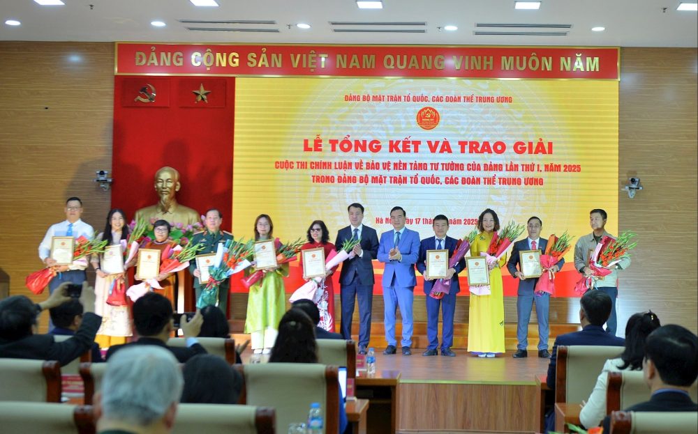 Phóng viên Tạp chí Diễn đàn Doanh nghiệp đạt giải cuộc thi bảo vệ nền tảng tư tưởng của Đảng Phóng viên Tạp chí Diễn đàn Doanh nghiệp đạt giải cuộc thi bảo vệ nền tảng tư tưởng của Đảng