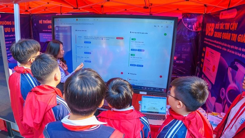 Trường Đại học Kinh tế phối hợp thí điểm, chuyển giao Hệ thống Quản trị Trường học số tại Trường THCS Cầu Giấy