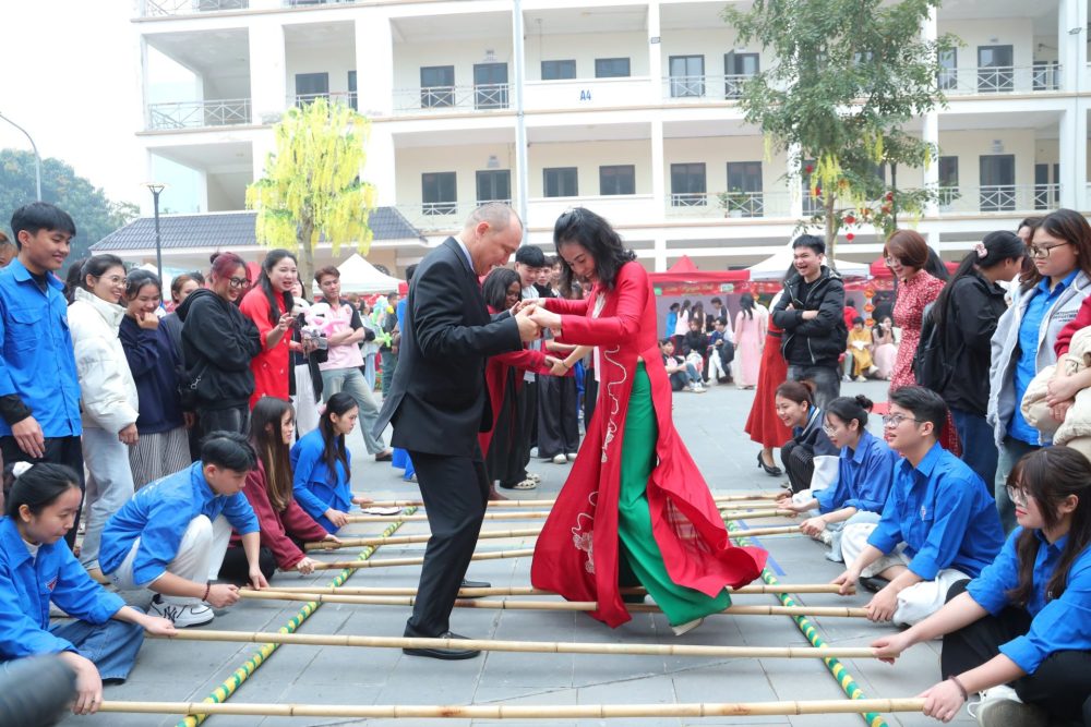 HCCT tăng cường kết nối doanh nghiệp và đối tác quốc tế, gắn đào tạo với yêu cầu hội nhập