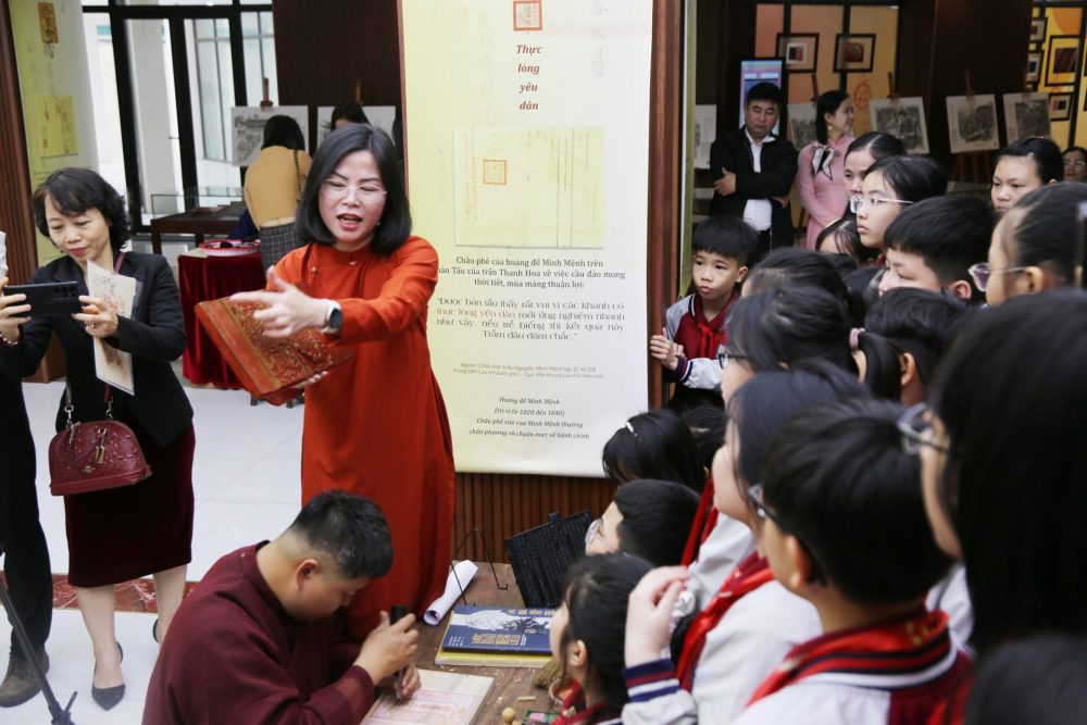 Lan tỏa giá trị di sản tư liệu qua mô hình trưng bày tương tác Lan tỏa giá trị di sản tư liệu qua mô hình trưng bày tương tác