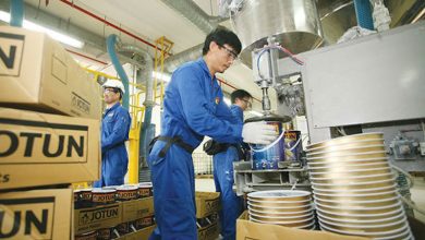 Khó khăn “đeo bám” doanh nghiệp ngành sơn, giấy